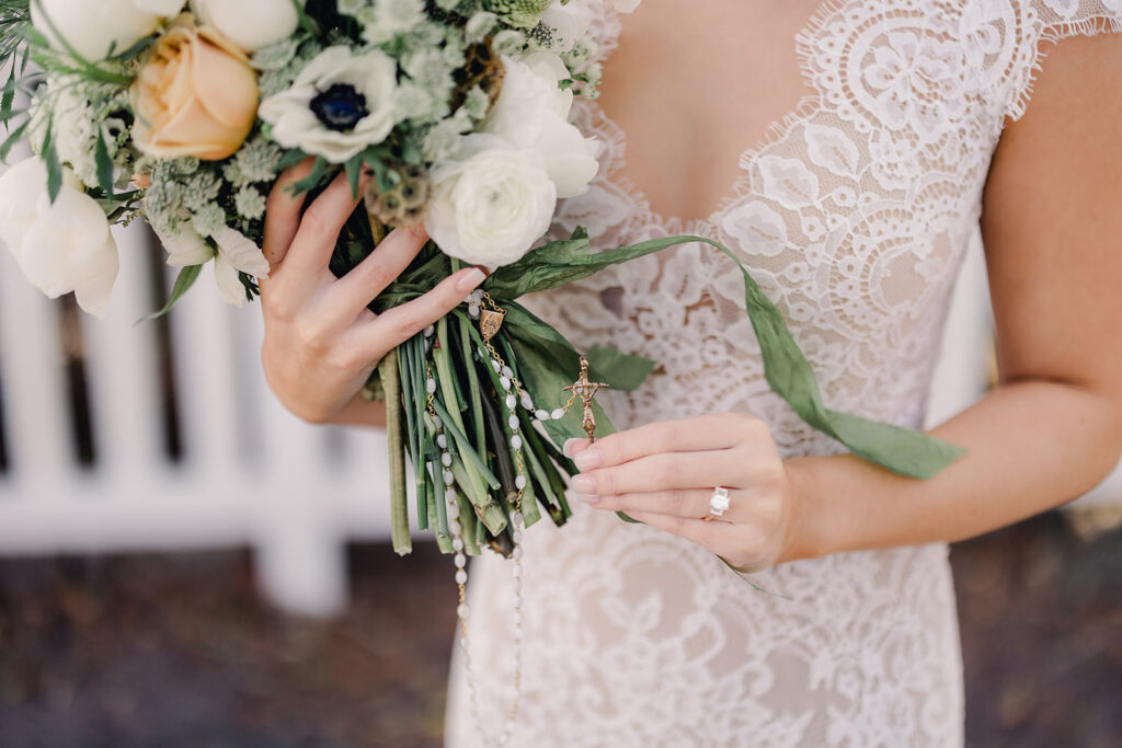 Fall hued tones are seen in the bridal bouquet for this fall wedding full of inspiration.
