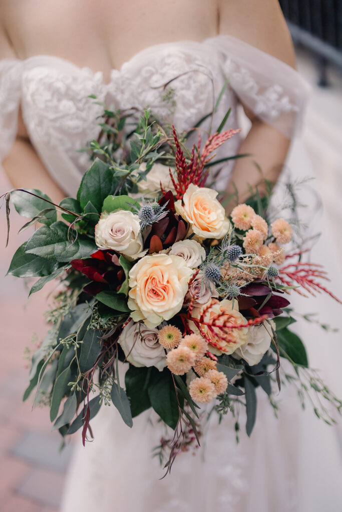 Perfect bridal bouquet inspiration for a fall wedding.