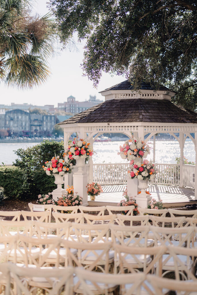 Fall wedding inspiration with warm colors in the wedding florals.